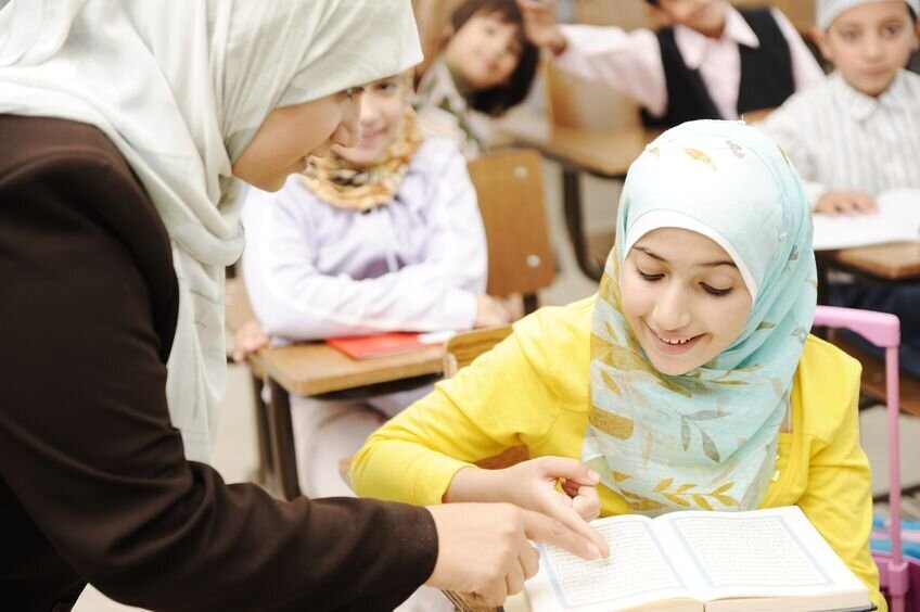 معلمان عمود ساحت اخلاق، معرفت و اندیشه هستند