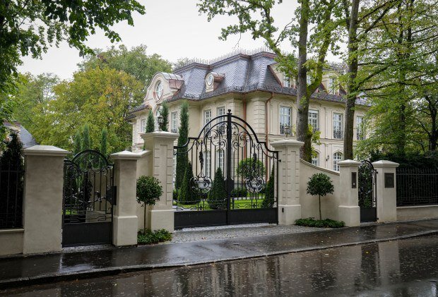 هری کین این عمارت مجلل ۱۲ خوابه در هالیوود آلمان را میخواهد