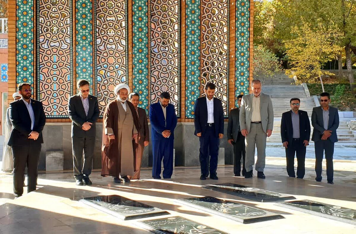 تجدید بیعت مدیرعامل فولادمبارکه و رئیس دانشگاه اصفهان با شهدای گمنام 