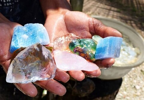 بیش از ۶۵۰ صنعتگر فردوسی در حوزه سنگهای قیمتی و نیمه قیمتی فعالیت دارند سنگ