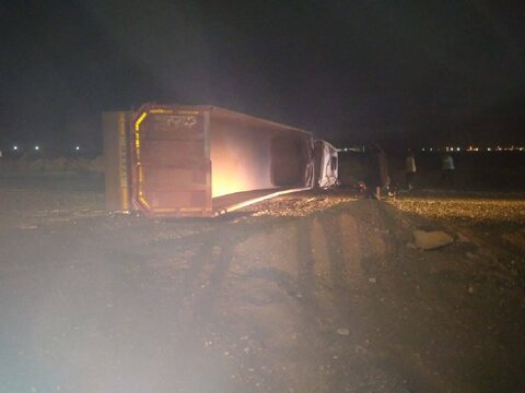 واژگونی یک دستگاه تریلر در محور معدن چغارت بافق واژکونی تریلی