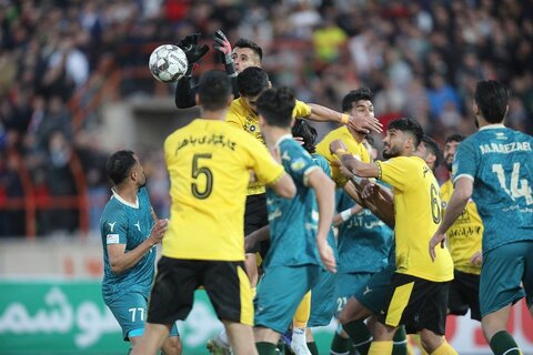 خلاصه بازی شمس آذر – سپاهان/ شکست طلایی‌پوشان در روز پراشتباه داور