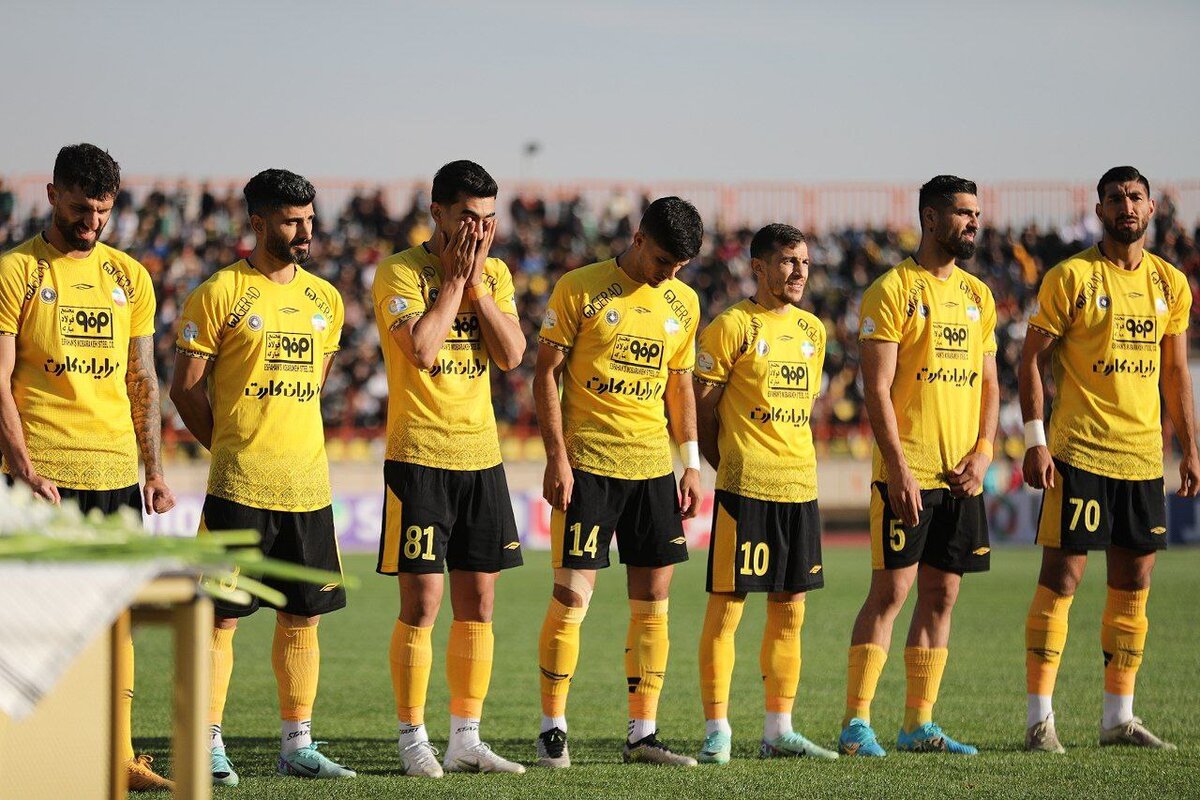 تصاویری از حمله به اتوبوس سپاهان/ شیشه را شکستند!