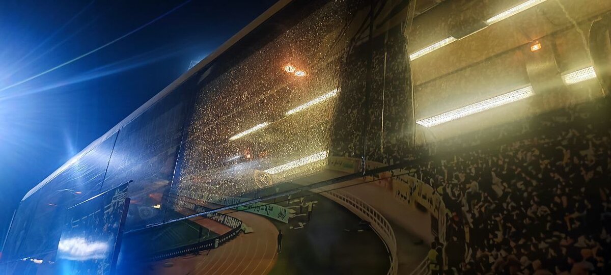 تصاویری از حمله به اتوبوس سپاهان/ شیشه را شکستند!