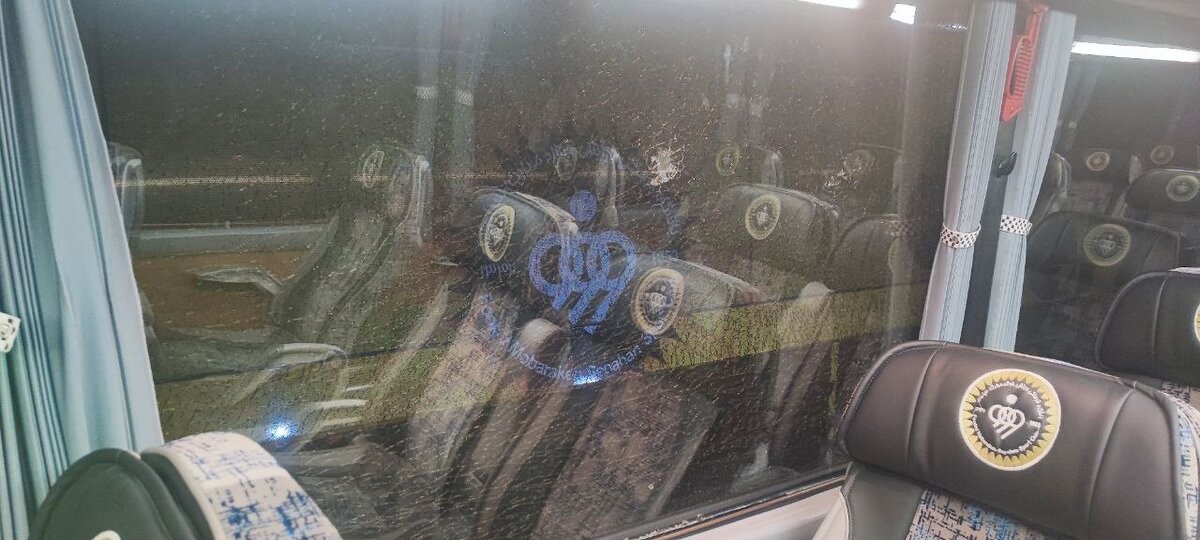 تصاویری از حمله به اتوبوس سپاهان/ شیشه را شکستند!