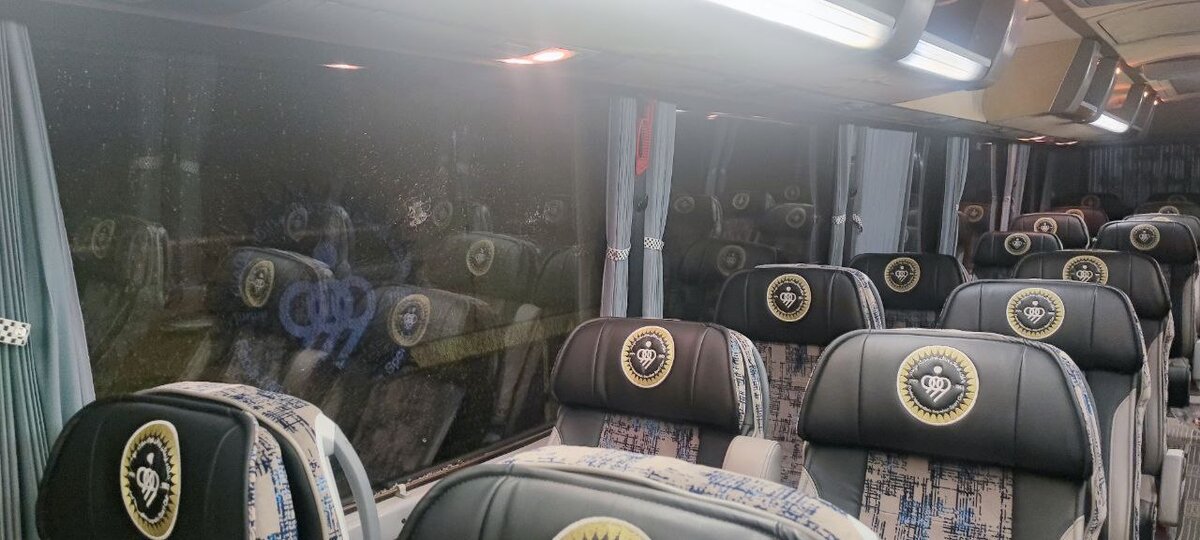 تصاویری از حمله به اتوبوس سپاهان/ شیشه را شکستند!