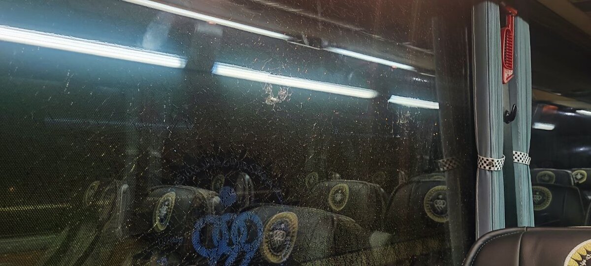 تصاویری از حمله به اتوبوس سپاهان/ شیشه را شکستند!