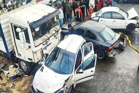 برخورد یک کامیونت با ۱۲ خودرو در تهرانپارس