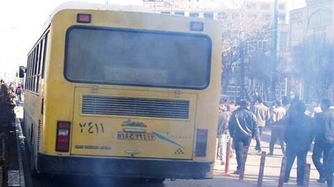 اتوبوسهای سوراخ و دودزای شهرداری در اصفهان میخزند/ شهروندان هر روز گلایه دارند اتوبوس