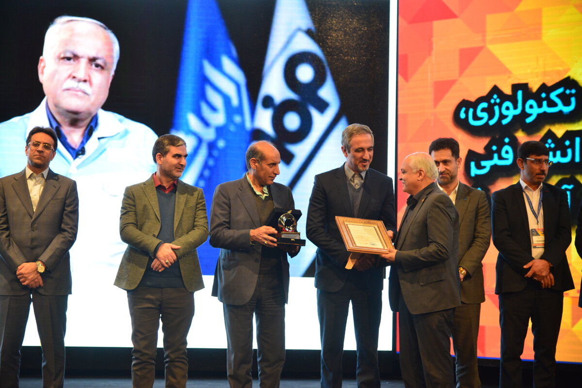 معاون خرید فولادمبارکه چهره تأثیرگذار بومیسازی آهن و فولاد در سال ۱۴۰۲ شد