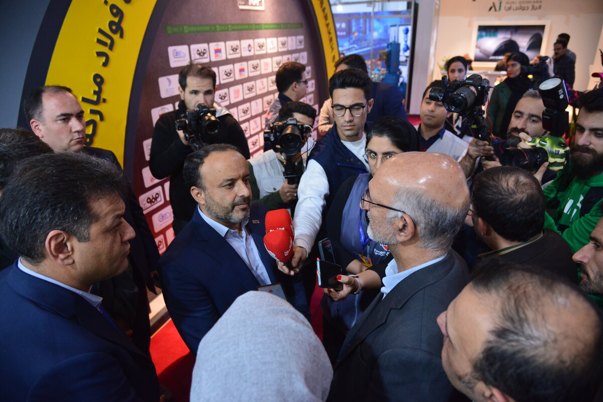 بازدید رئیس هیئت عامل ایمیدرو از غرفههای پنجمین جشنواره ملی فولاد ایران