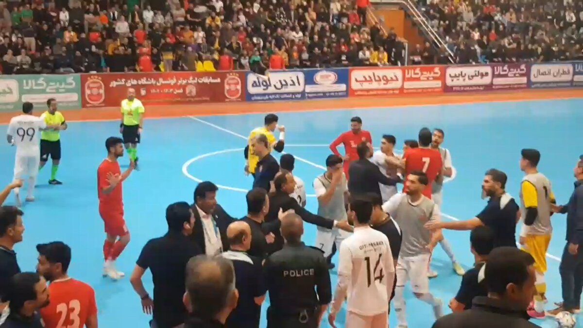 درگیری شدید بین بازیکنان و کادرفنی دو تیم گیتی‌پسند و سن‌ایچ
