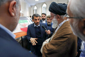 بازدید رهبر معظم انقلاب اسلامی از غرفه فولاد مبارکه در نمایشگاه توانمندی‌های تولید داخل