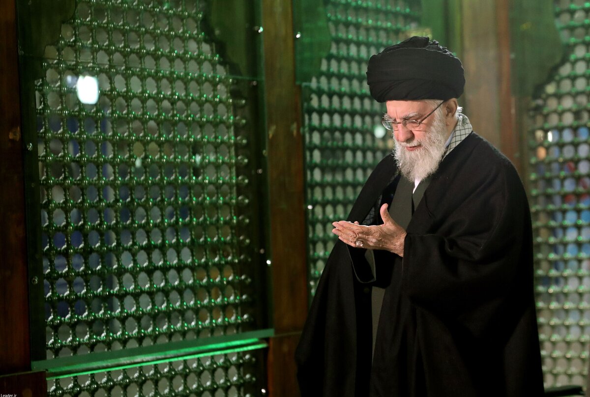 رهبر انقلاب در آستانه دهه فجر در حرم مطهر امام راحل و گلزار شهدای بهشت زهرا (س) حضور یافتند