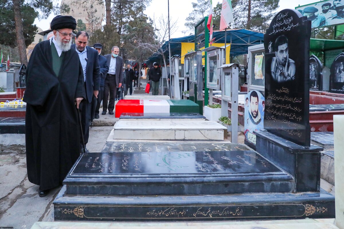 رهبر انقلاب در آستانه دهه فجر در حرم مطهر امام راحل و گلزار شهدای بهشت زهرا (س) حضور یافتند