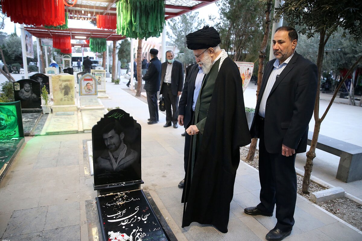 رهبر انقلاب در آستانه دهه فجر در حرم مطهر امام راحل و گلزار شهدای بهشت زهرا (س) حضور یافتند