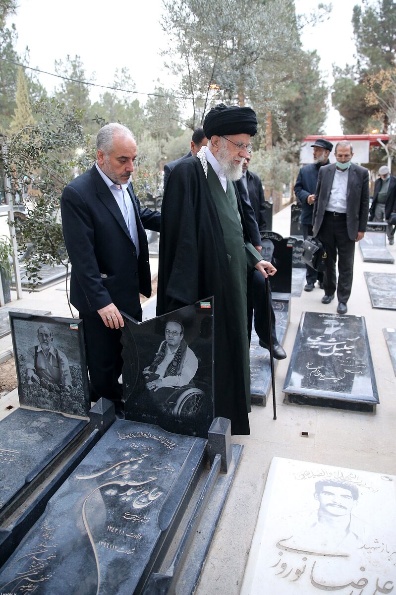 رهبر انقلاب در آستانه دهه فجر در حرم مطهر امام راحل و گلزار شهدای بهشت زهرا (س) حضور یافتند