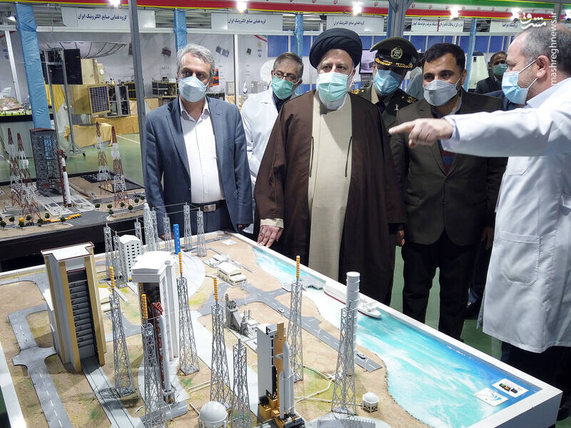 بازدید رئیس‌جمهور از نمایشگاه دستاوردهای فضایی کشور