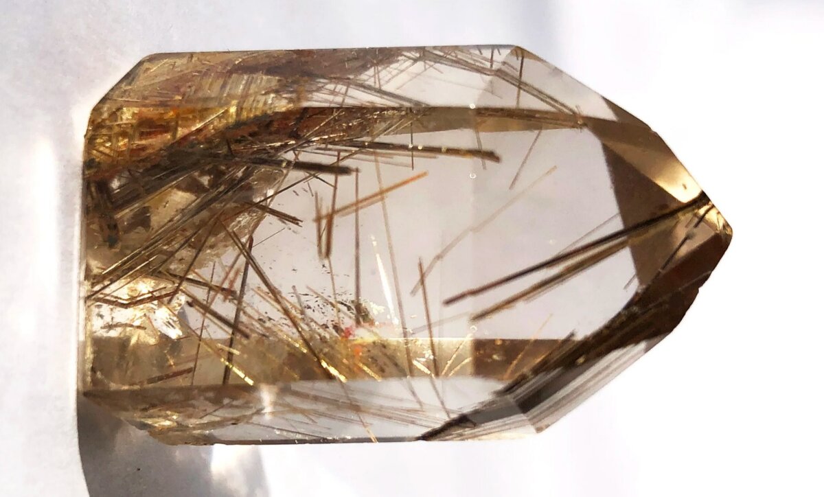 کوارتز روتیلی، رقصی از نور و رمز و راز در سنگ