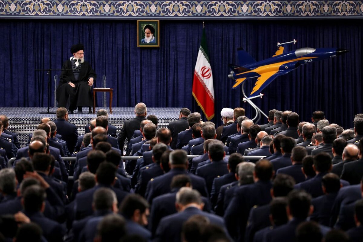 رهبر انقلاب: نتیجه غفلت خواص از وظیفه خود ضربه‌های سنگین تاریخی به ملت خواهد بود