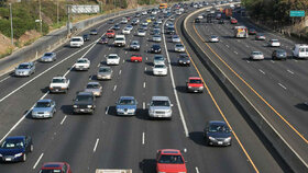 راه‌های موازی در بزرگراه‌ها برای کاهش ترافیک و تصادفات زنجیره‌ای ایجاد شود
