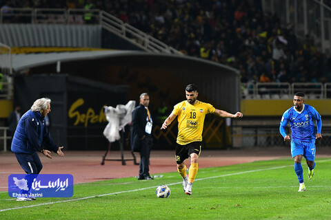 کار با توپ طلایی‌پوشان در چمن کینگدام آرنا