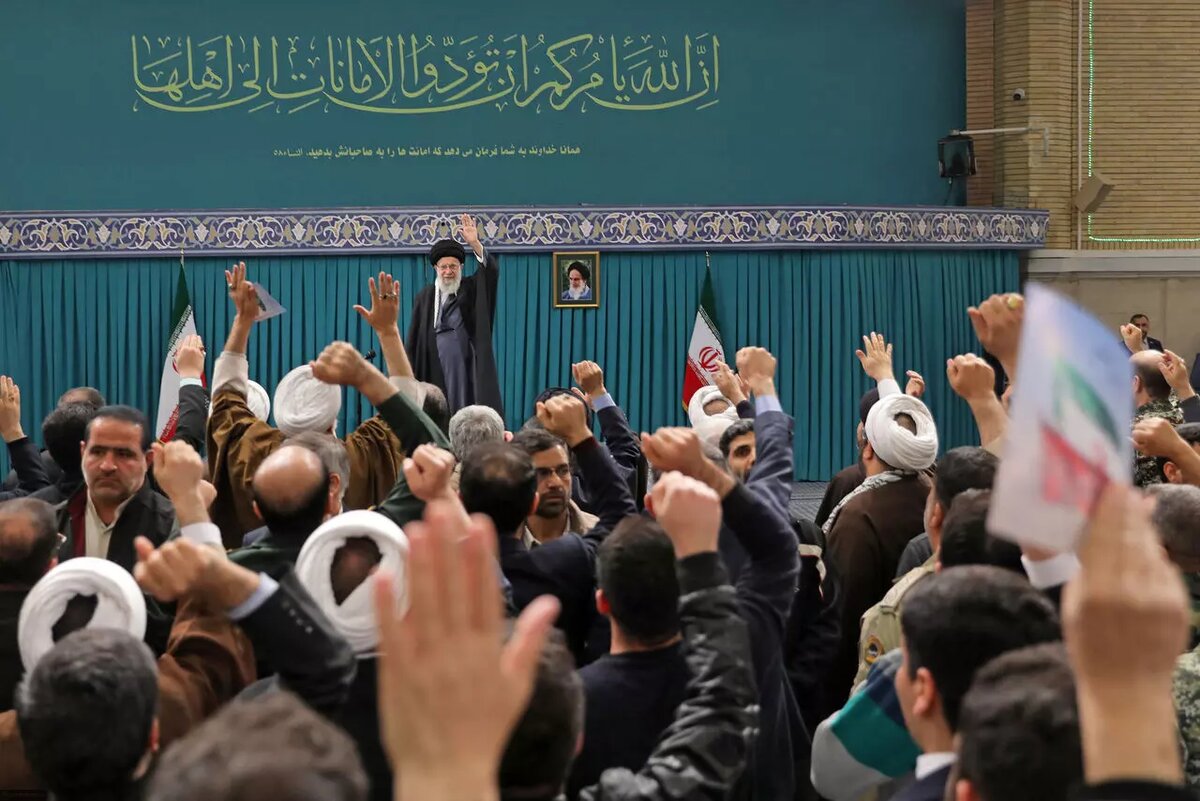 رهبر انقلاب: مردم در ۲۲ بهمن «سرافرازی انقلابی» را به رخ دنیا کشیدند