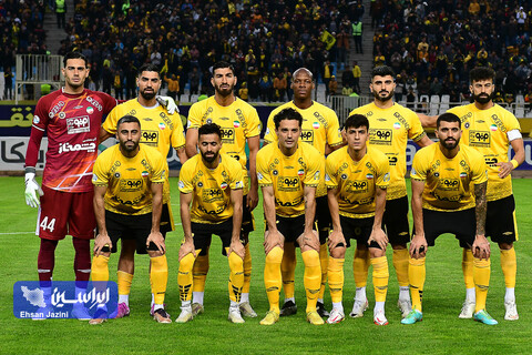 گرم کردن بازیکنان سپاهان پیش از دیدار با پیکان