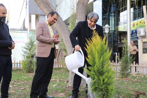 کاشت نهال توسط مدیرعامل سپاهان در باغچه صلح و دوستی
 منوچهر نیکفر