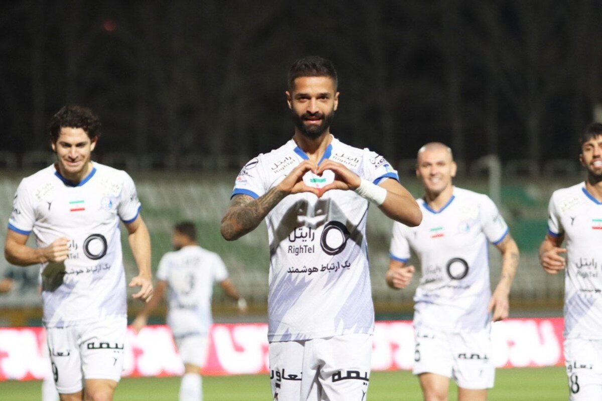 مدافع استقلال قرمزپوش شد 