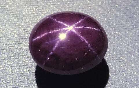 سنگی که  درون خود ستاره دارد گارنت ستارهای