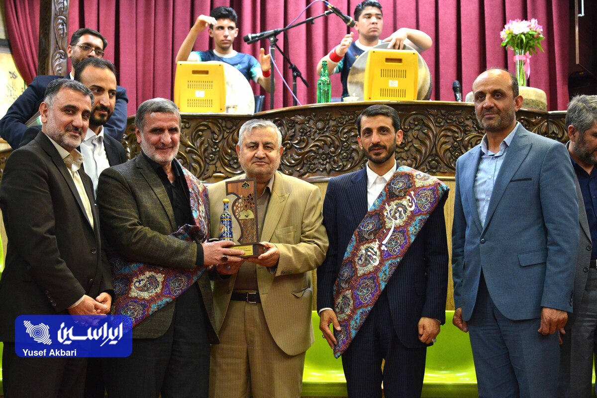 شال «مروج فرهنگ پهلوانی» به مدیرعامل فولاد مبارکه اهدا شد