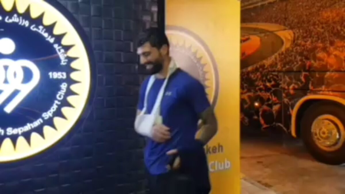 حضور بازیکنان سپاهان در نقش جهان/ دانشگر با کتف مصدوم آمد
