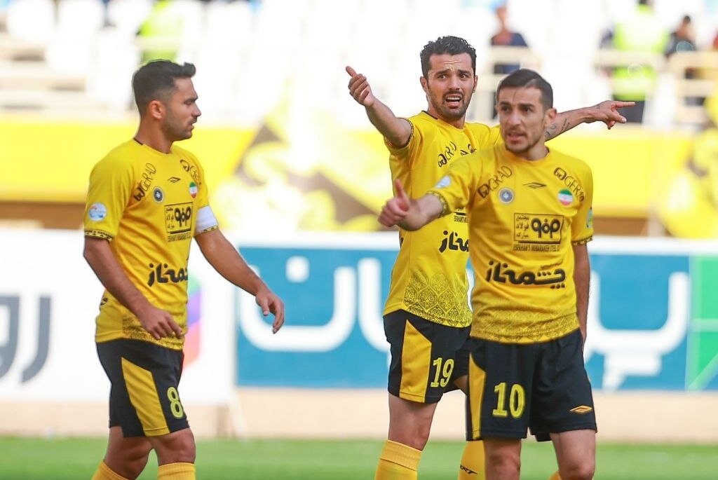 ورود بازیکنان سپاهان به چمن سن‌سیروس برای گرم کردن
