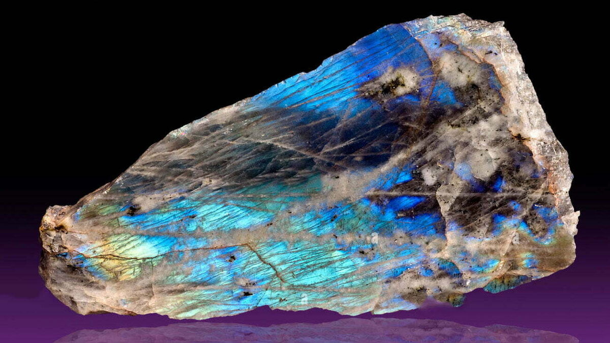 لابرادوریت، طلوعی رنگارنگ در دل سنگ