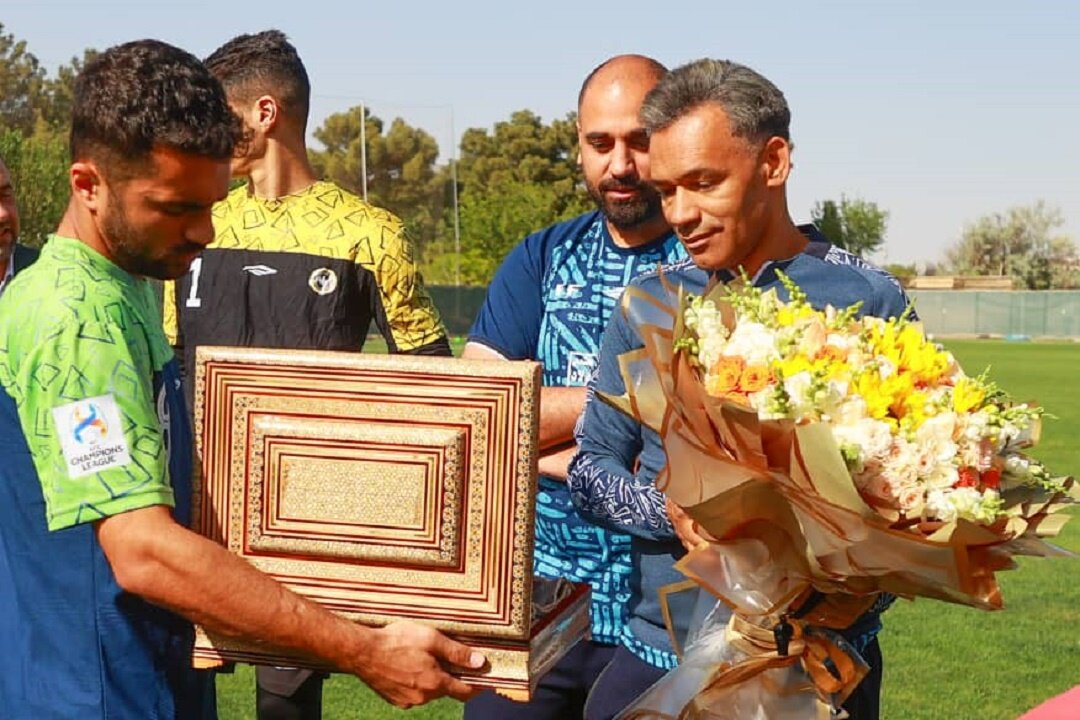 هدایای ویژه بازیکنان سپاهان به ژوزه مورایس پس از مسلمان شدن