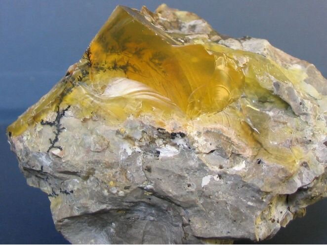 دنیای شیرین سنگ گوهر اپال عسلی