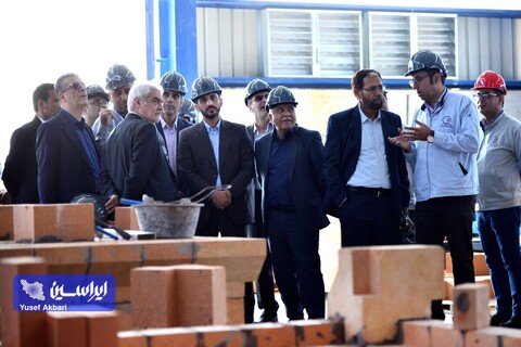بازدید مدیرعامل شرکت فولاد مبارکه و تعدادی از اعضای هیئت مدیره، معاونین و مدیران این شرکت از کارخانه نوین الکترود اردکان