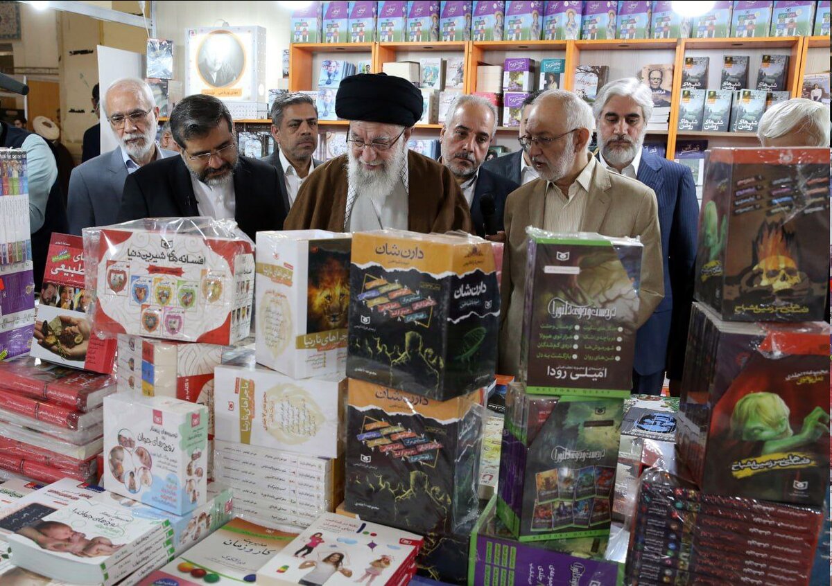 رهبرمعظم انقلاب از نمایشگاه بین‌المللی کتاب تهران بازدید کردند