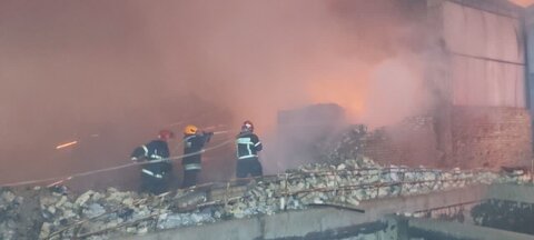 آتش سوزی در یک کارخانه بازیافت مواد پلاستیک در شهر حسن آباد جرقویه آتش سوزی