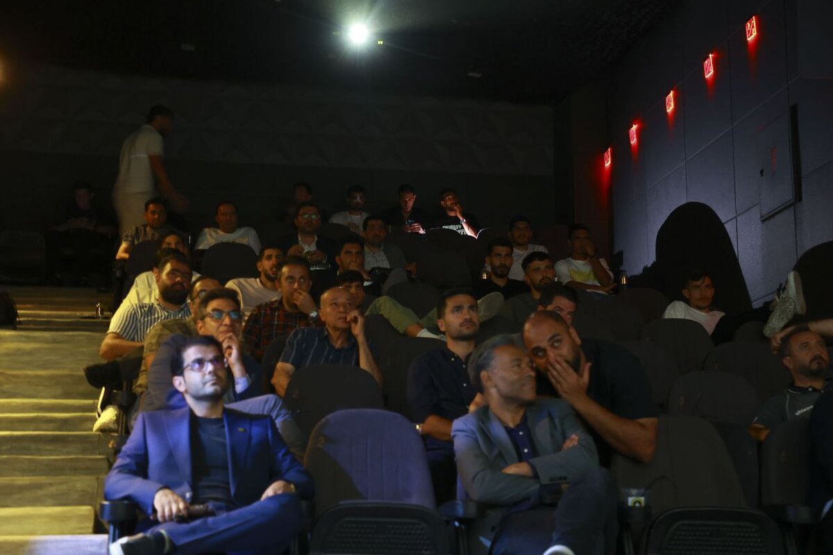 تیم سپاهان به تماشای فیلم پرویزخان نشست