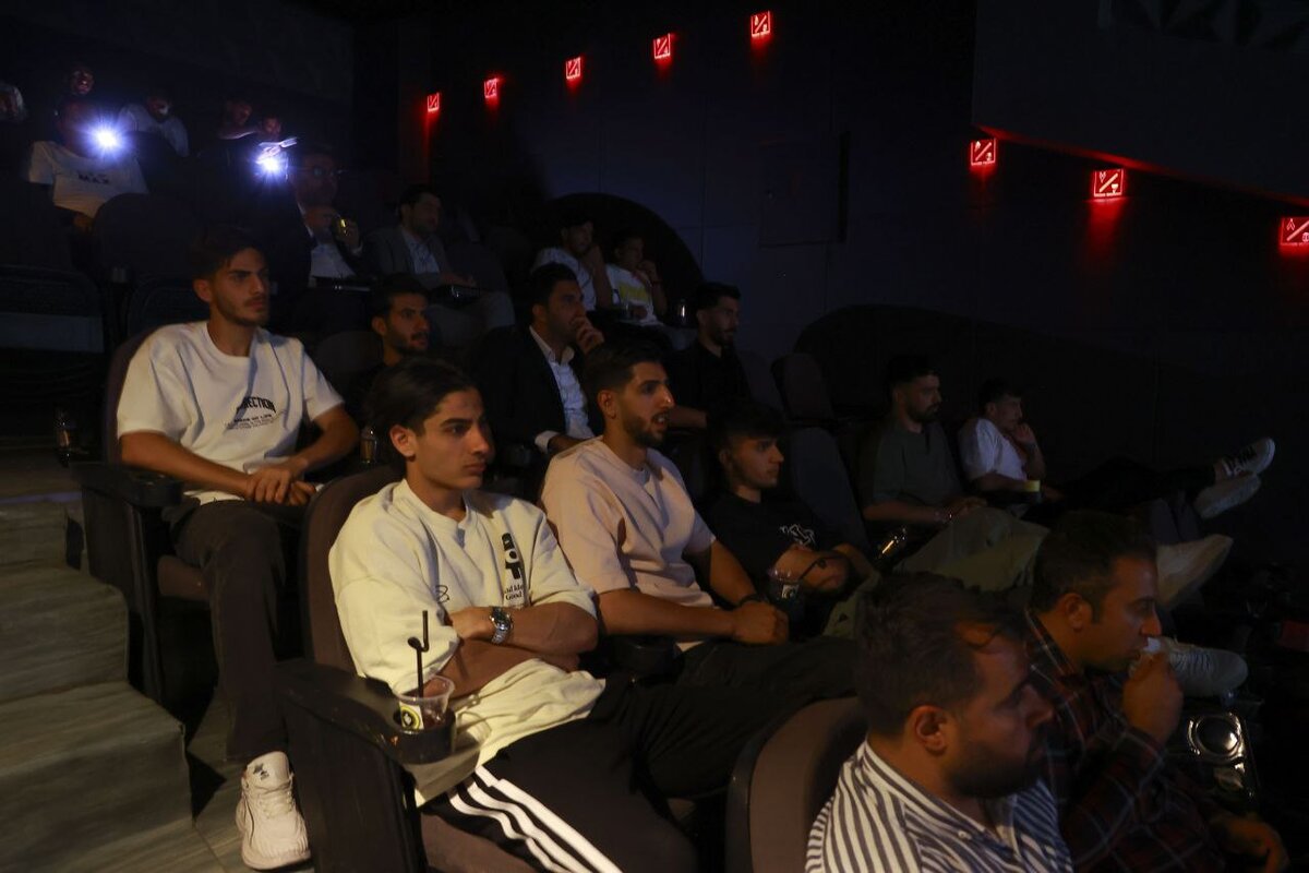 تیم سپاهان به تماشای فیلم پرویزخان نشست