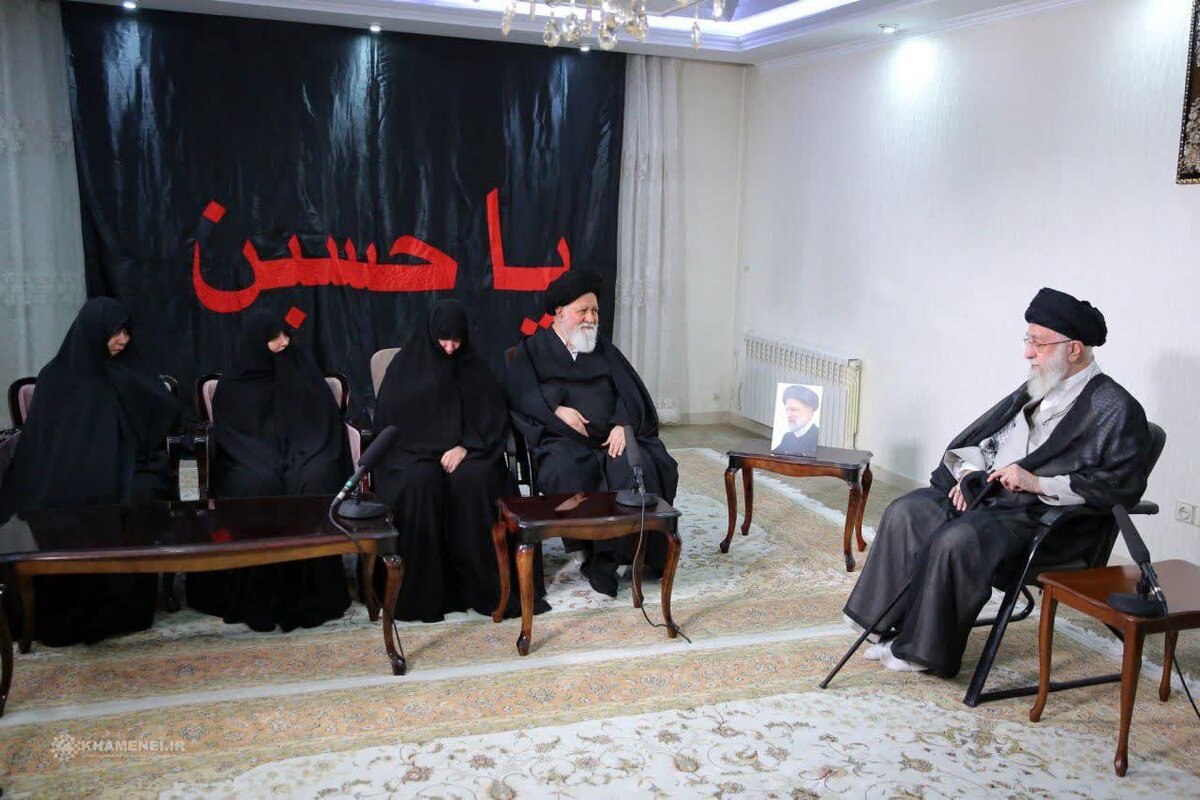 حضور رهبر معظم انقلاب در منزل رئیس‌جمهور شهید