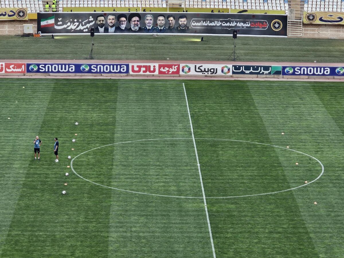 تصاویری از ادای احترام به رئیس جمهور شهید و یارانش در ورزشگاه نقشجهان