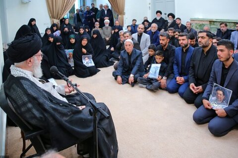تشییع باشکوه شهدا نشان داد که ملت ایران زنده است رهبر