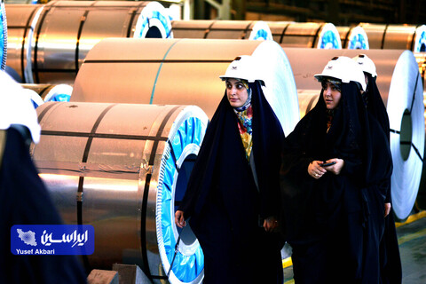 بازدید هنرمندان گرافیست از فولاد مبارکه در رویداد هنری «روایت پیشرفت» با موضوع «فرهنگ کار و تولید»