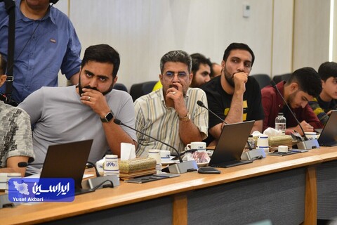 نشست صمیمی هنرمندان گرافیست با مدیرعامل فولاد مبارکه در رویداد هنری «روایت پیشرفت» با موضوع «فرهنگ کار و تولید»