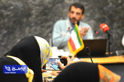 نشست صمیمی هنرمندان گرافیست با مدیرعامل فولاد مبارکه در رویداد هنری «روایت پیشرفت» با موضوع «فرهنگ کار و تولید»