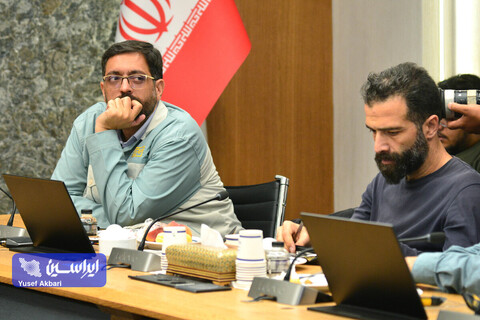 نشست صمیمی هنرمندان گرافیست با مدیرعامل فولاد مبارکه در رویداد هنری «روایت پیشرفت» با موضوع «فرهنگ کار و تولید»
