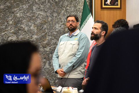 نشست صمیمی هنرمندان گرافیست با مدیرعامل فولاد مبارکه در رویداد هنری «روایت پیشرفت» با موضوع «فرهنگ کار و تولید»